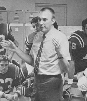 Darryl Rogers, head coach at Fresno State, San José State, Michigan State and Arizona State