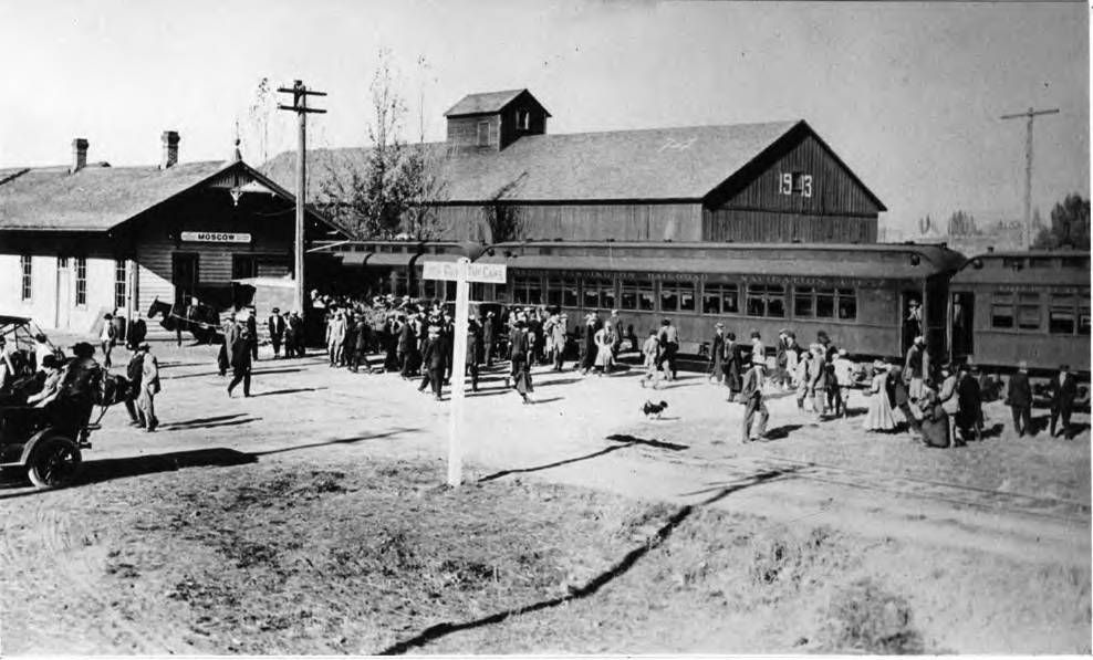 Arrival of W.S.C. [Washington State College] Football Team and Rooters at the U.P. [Union Pacific] Depot October 19, 1911