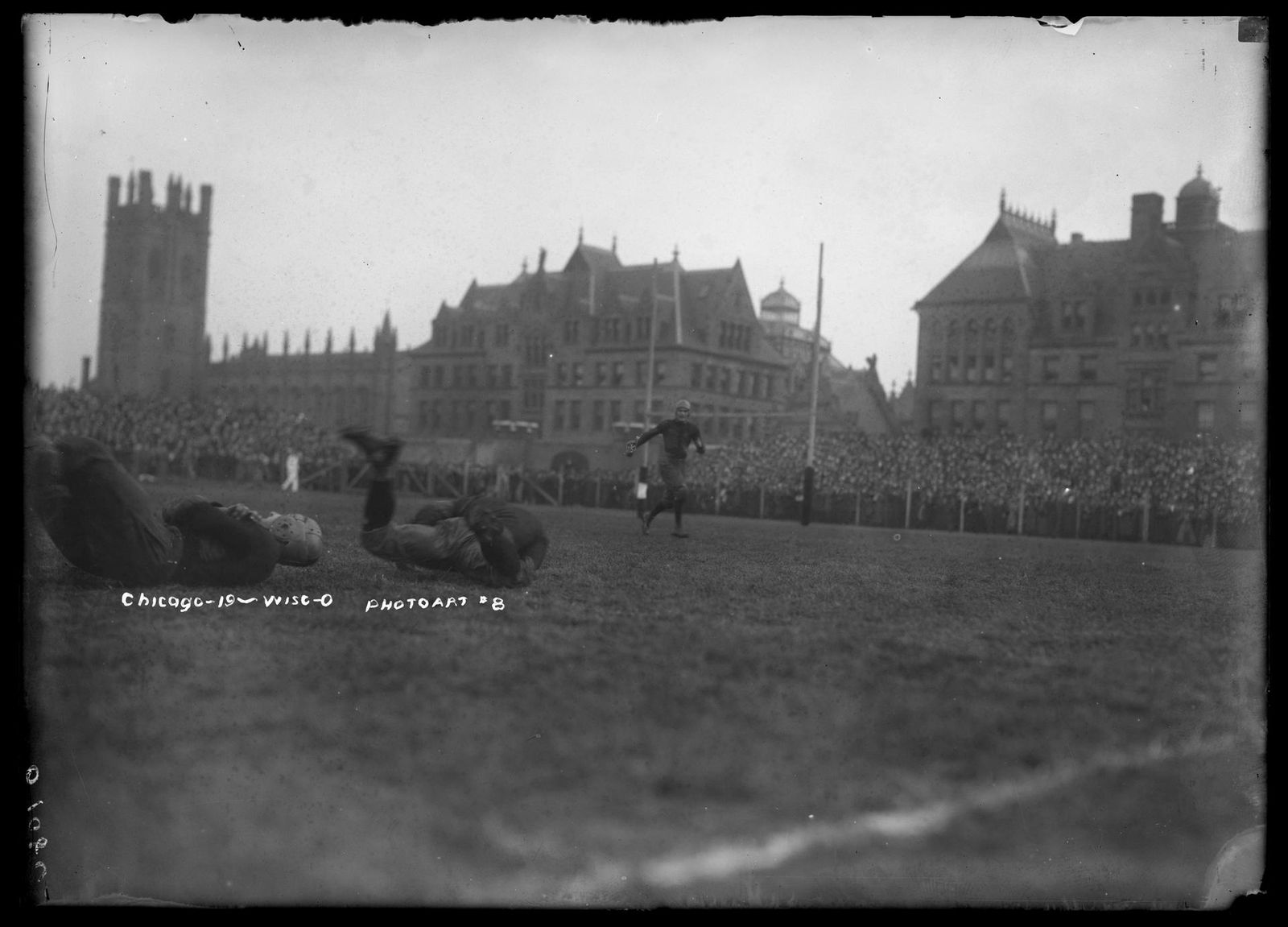 Players during the game, UW vs. Chicago