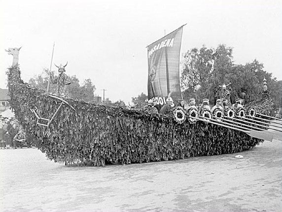 Image of a float in the 1922 Tournament of Roses entered by the Pasadena Schools