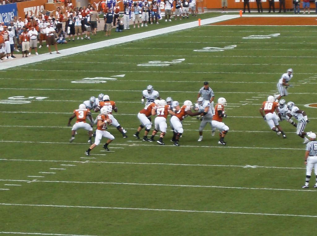 Colt McCoy drops back to pass against KSU 2007