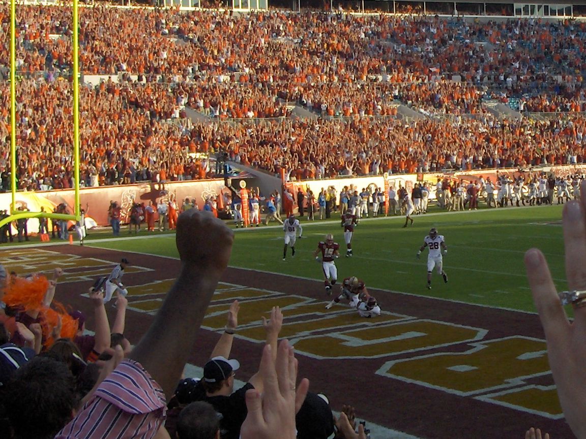Virginia Tech wide receiver Eddie Royal catches the go-ahead touchdown in the end zone halfway through the fourth quarter.