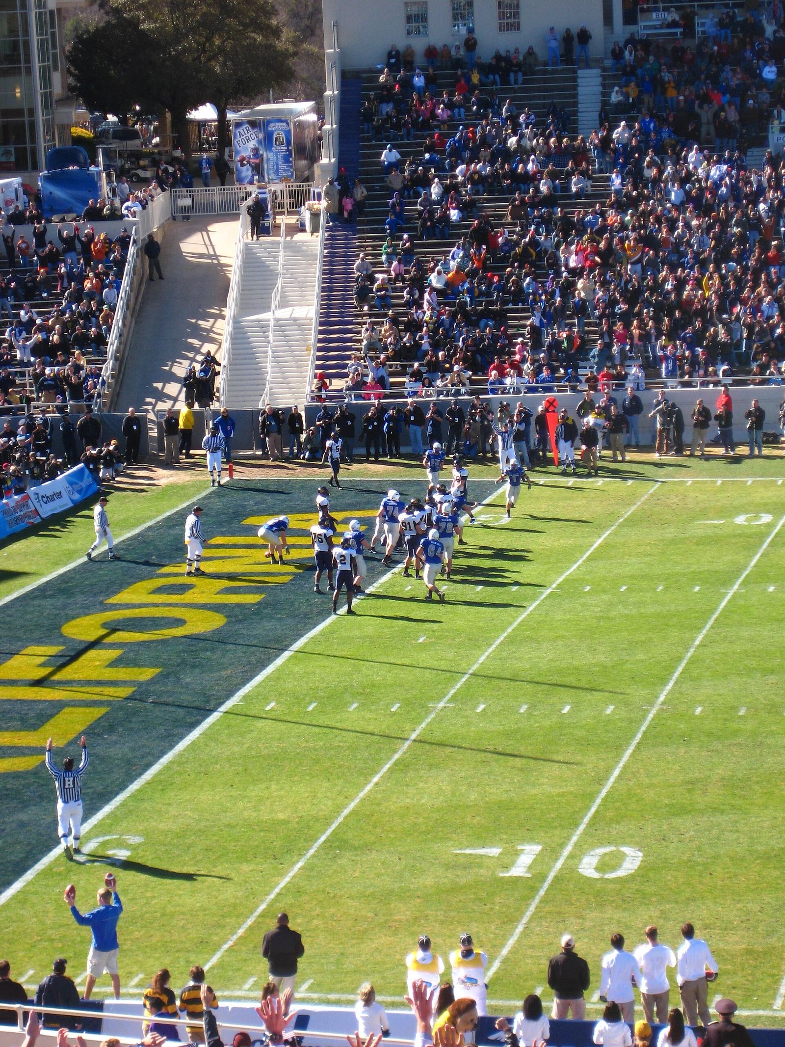 2007 Armed Forces Bowl. Air Force scores a touchdown.