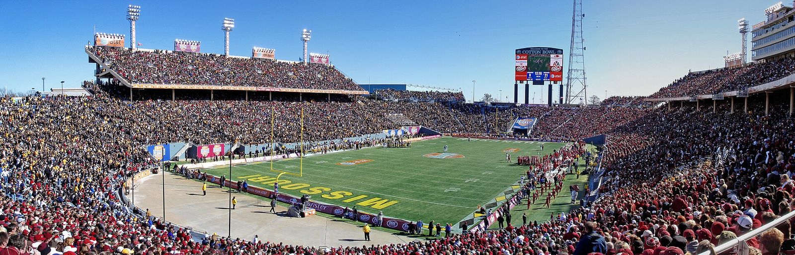 View of Cotton Bowl Stadium from the Arkansas side of the 2007 bowl gameCotton Bowl 2007