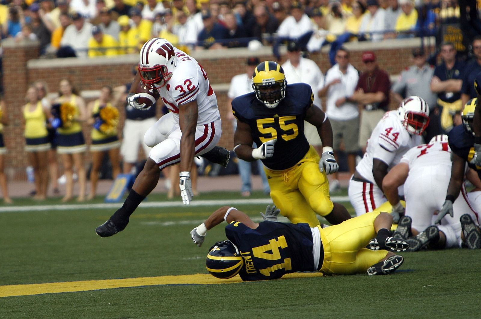 John Clay (#32 for Wisconsin) carries the ball against Michigan