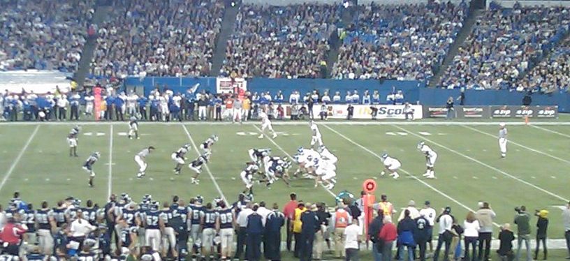 2009 International Bowl, Buffalo on offense in white, Connecticut on defense in blue.