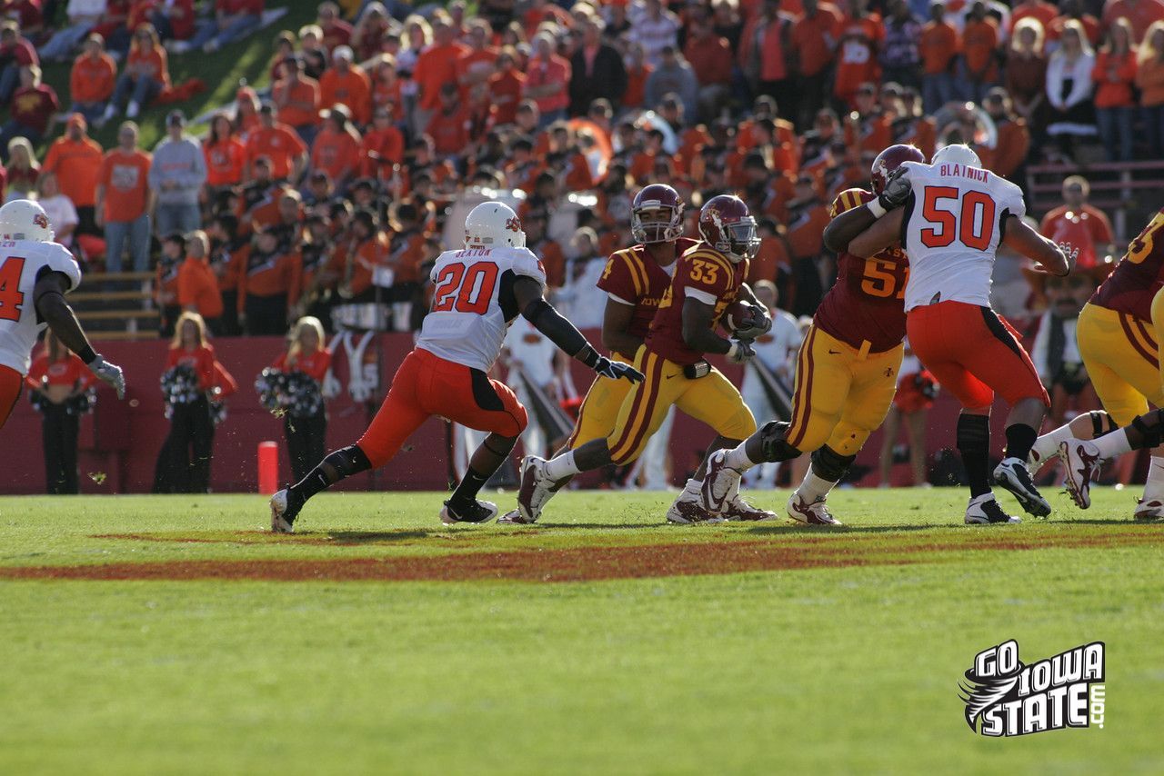 Alexander Robinson carries on the zone read