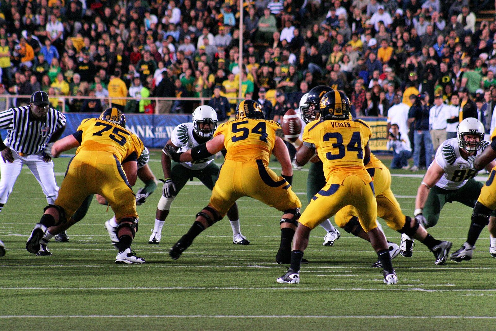 Shane Vereen takes a handoff in the Cal vs Oregon college football game on Nov. 13, 2010