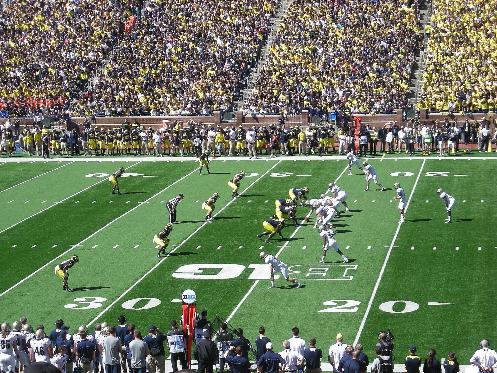 Akron on offense during the Akron Zips vs. Michigan Wolverines football game at Michigan Stadium in Ann Arbor, Michigan (United States). Michigan won 28–24.