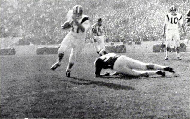 Bill Mathis runs the ball for Clemson in the 1959 Bluebonnet Bowl.