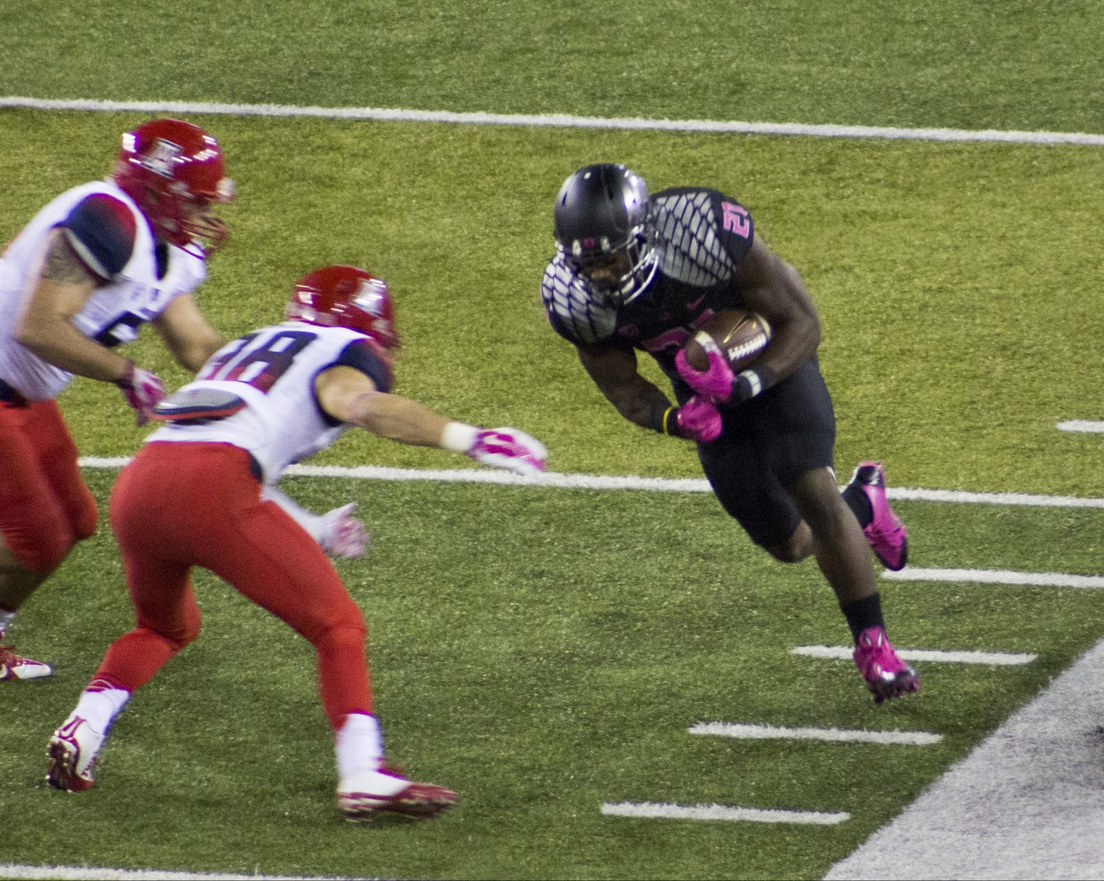 Royce Freeman lowers his shoulder into a defender against Arizona in 2014.