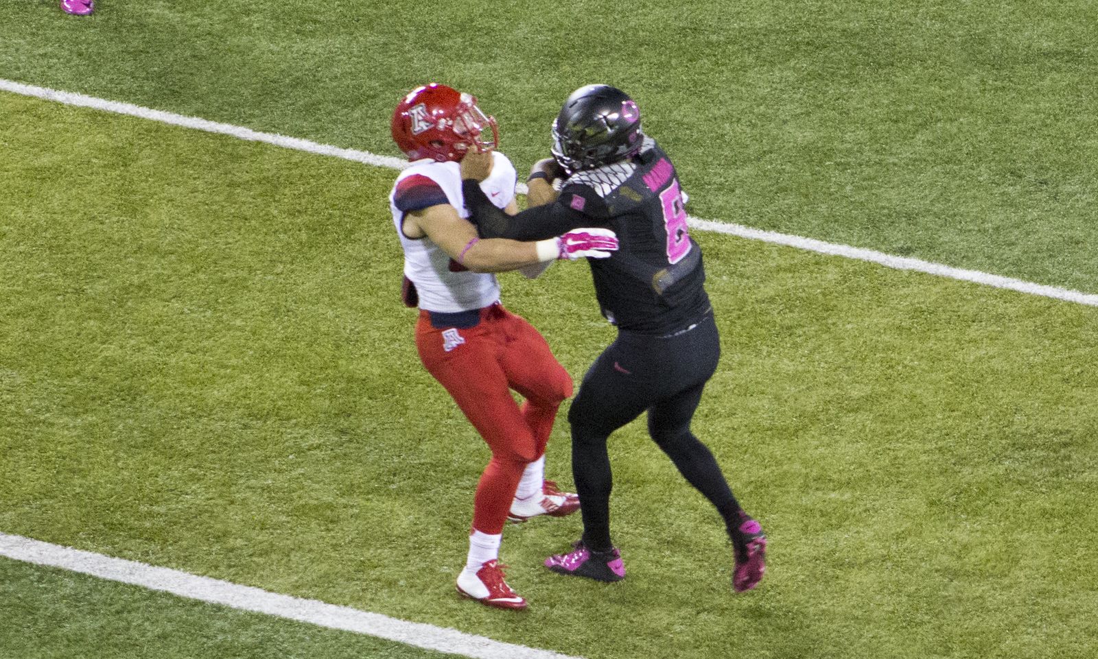 Marcus Mariota stiff arms a defender against Arizona in 2014.