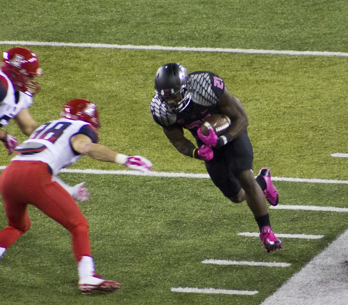 Royce Freeman lowers his shoulder into a defender against Arizona in 2014