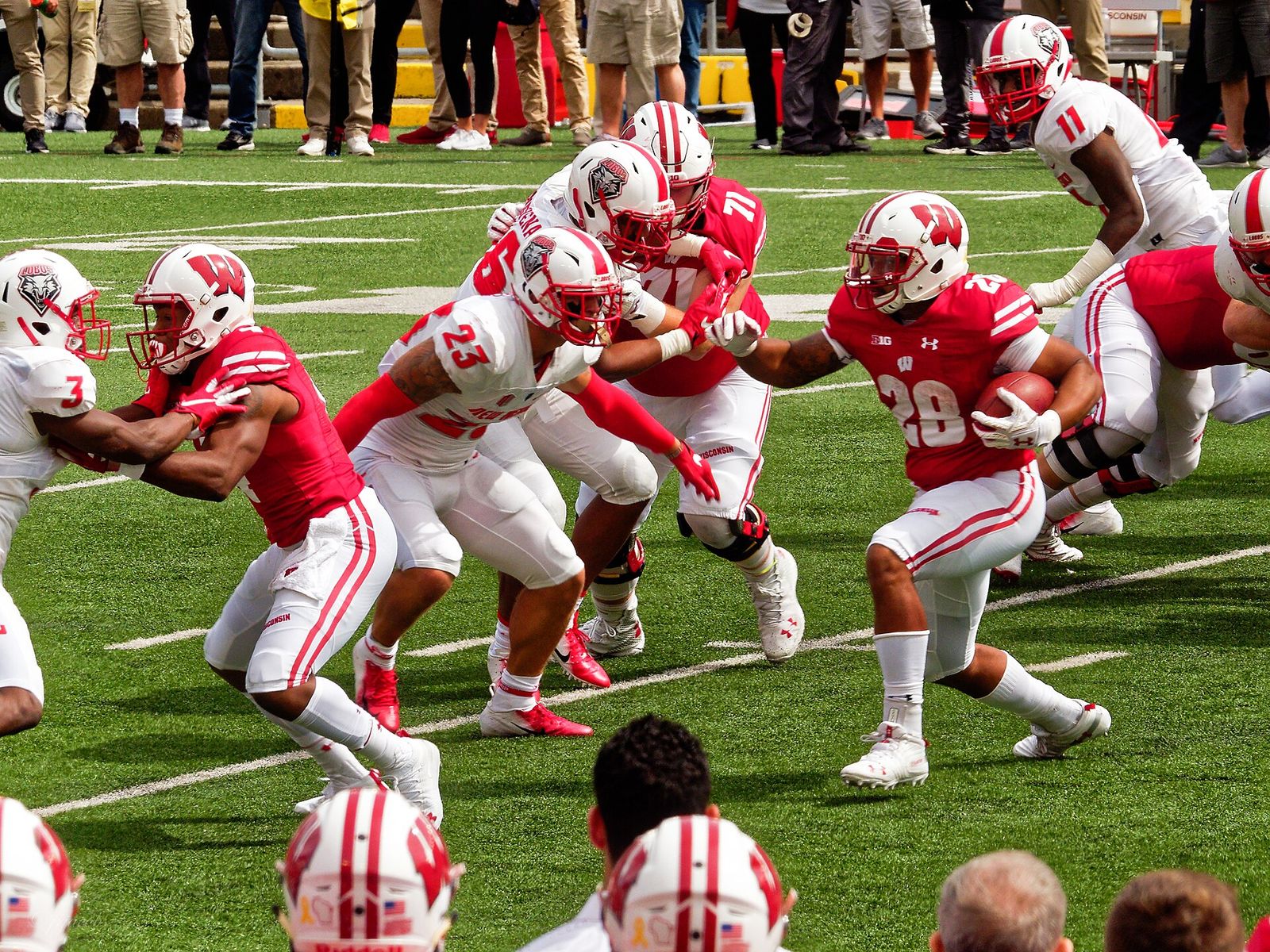 Taiwan Deal carries the ball for the Wisconsin Badgers during a 2018 game at Camp Randall Stadium in Wisconsin.