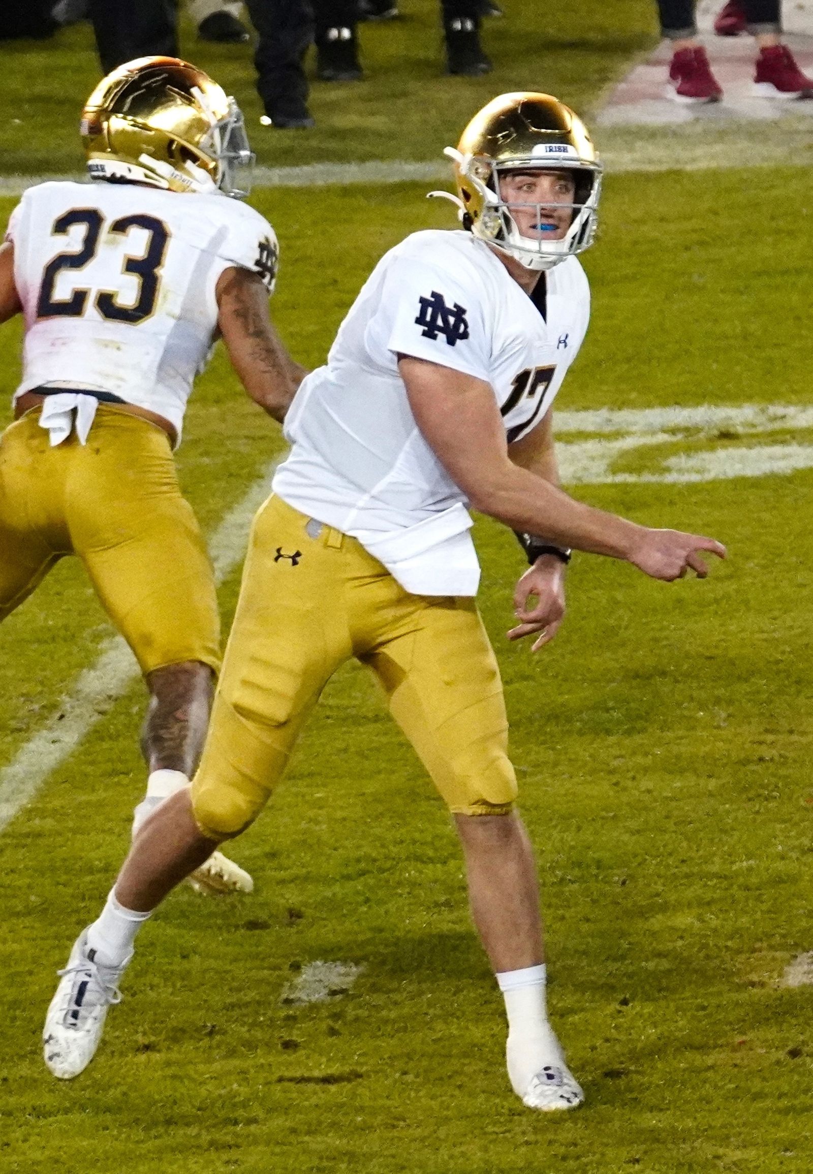 Notre Dame vs Stanford, Jack Coan throws the ball