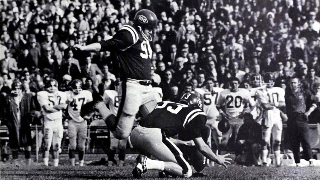Cloyce Hinton (#9) kicking to score.