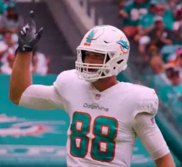 Mike Gesicki with the Miami Dolphins, 2021