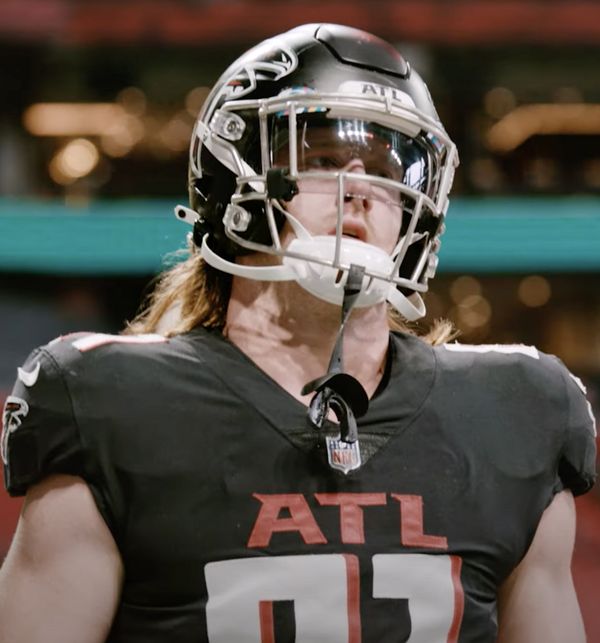 Hayden Hurst with the Atlanta Falcons, 2021
