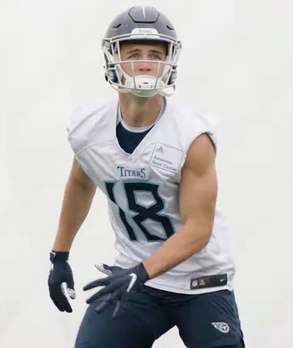 Kyle Philips with the Tennessee Titans, 2022
