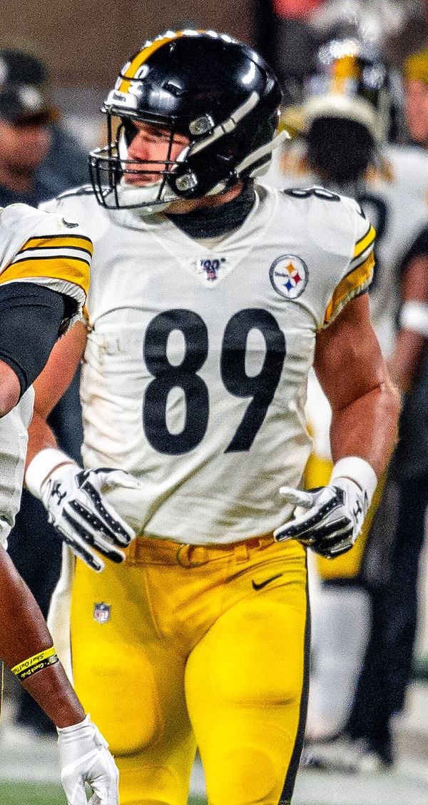 Vance McDonald with the Pittsburgh Steelers, 2019