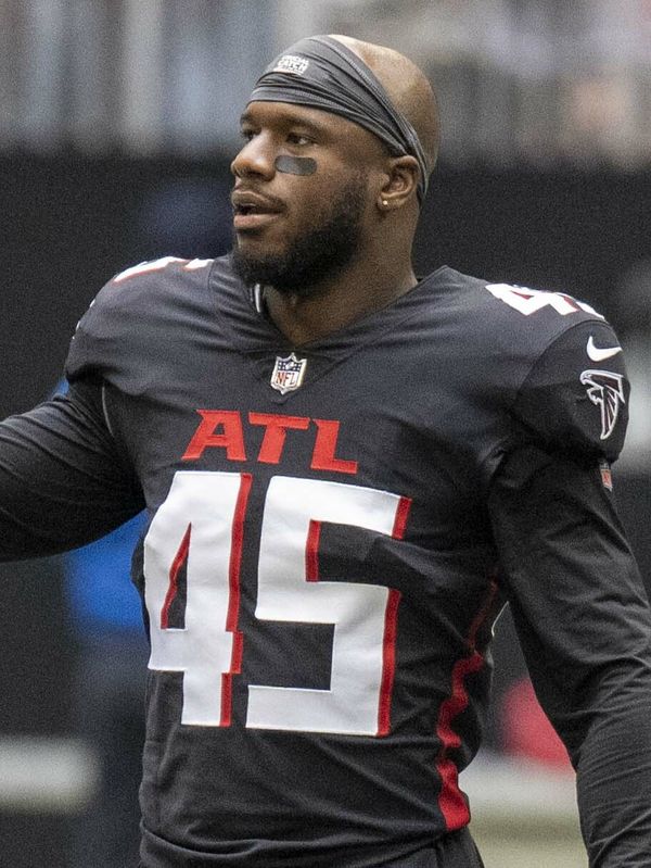 Deion Jones with the Atlanta Falcons, 2021