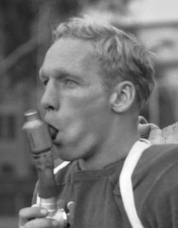 Cotton Warburton, 1933